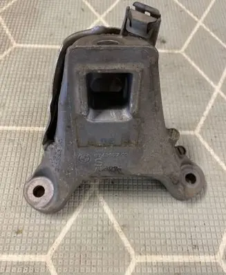 Engine mounting bracket