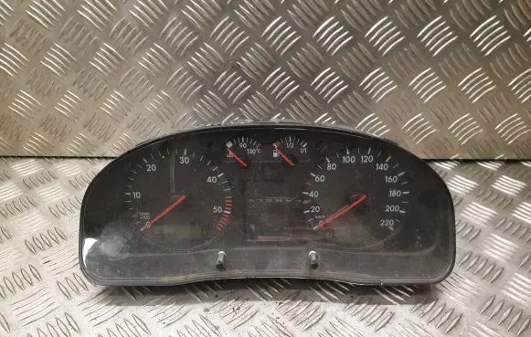 Volkswagen PASSAT B5 Speedometer (instrument cluster) 3B0919881N