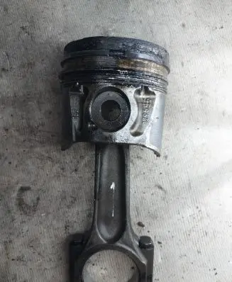 Ford Galaxy Piston with connecting rod