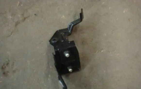 Suzuki Swift III ABS pump bracket 