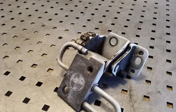 Audi TT TTS Mk2 Front door lower hinge 8J0831411