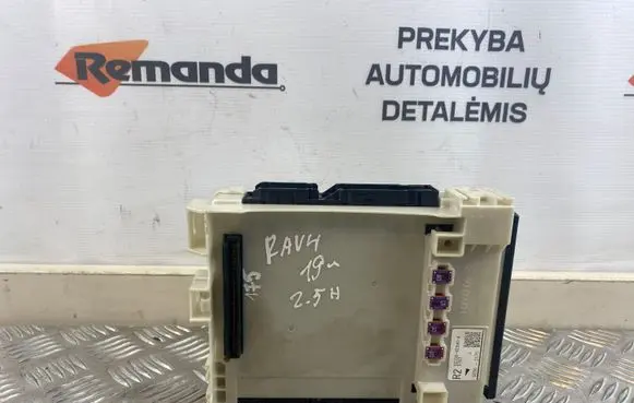 Toyota RAV 4 (XA50) Fuse module 8273042890