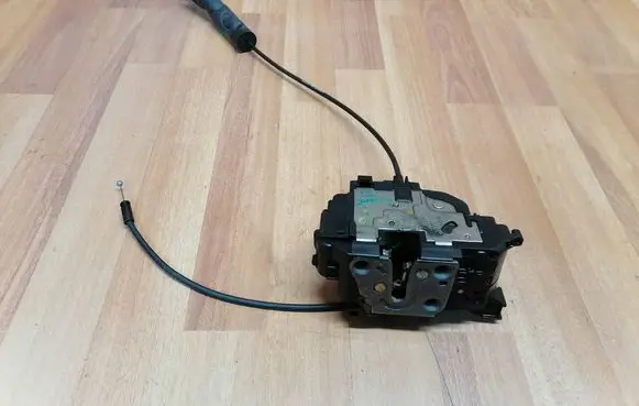 Renault Scenic III - Grand scenic III Rear door lock 825030032R