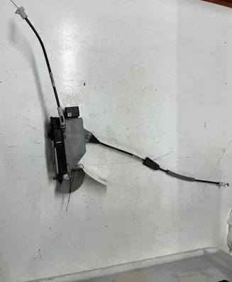 Peugeot 208 I Front door lock