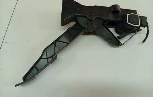 Mercedes-Benz A W169 Accelerator throttle pedal A1693000304