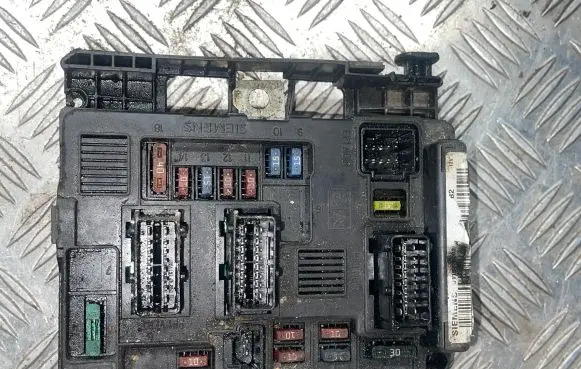 Peugeot Partner Fuse box set U118470002