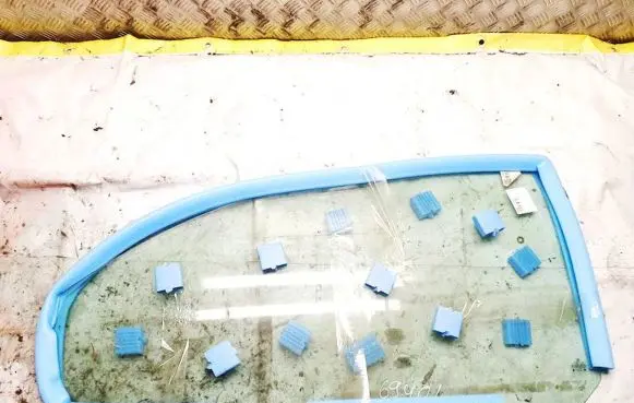 Volkswagen New Beetle Front door window glass four-door dot27m24100as2