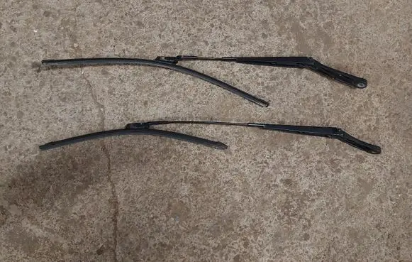 Volkswagen PASSAT B6 Front wiper blade arm 3C1955410B 3C1955409C