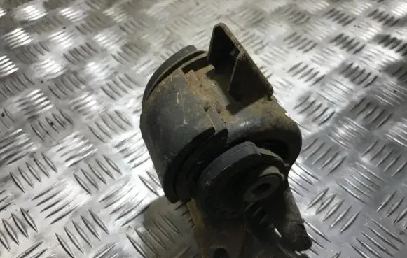Mazda 6 Engine mount bracket