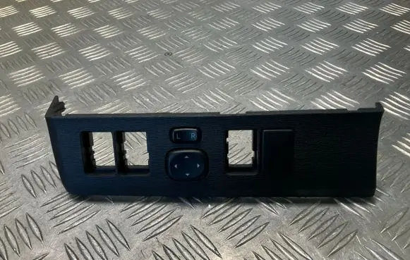 Toyota Avensis T270 Wing mirror switch