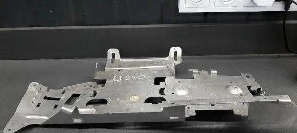 Mercedes-Benz S W220 Bracket in trunk/boot A2208200111