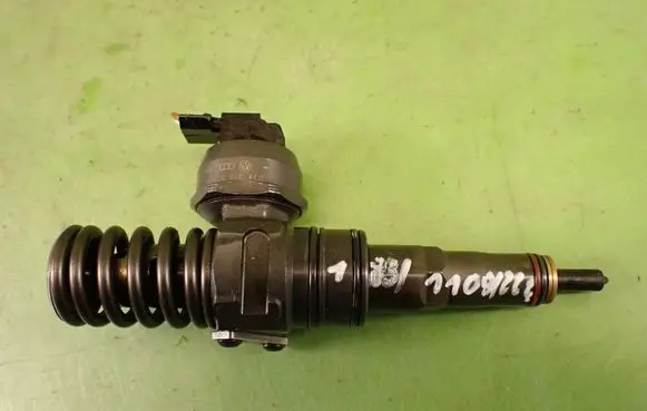 Volkswagen PASSAT B5.5 Fuel injector 038130073AJ 0414720037
