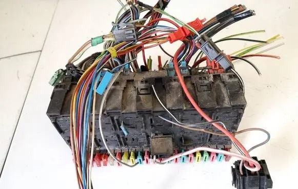 Volkswagen PASSAT B3 Fuse box set 357937039