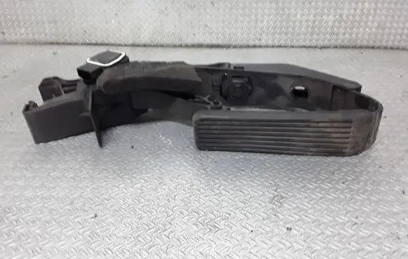 Mercedes-Benz C W203 Accelerator throttle pedal A2113000404