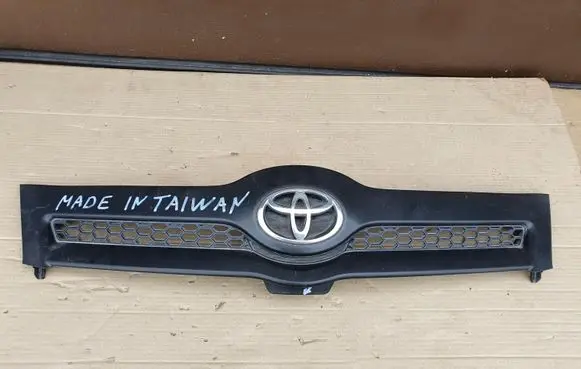 Toyota Corolla Verso E121 Front bumper upper radiator grill 209582