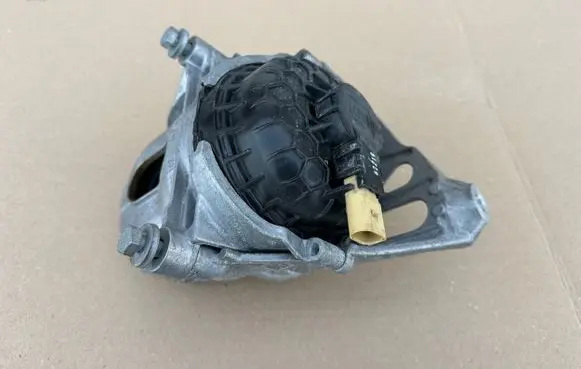 Audi Q7 4M Engine mount bracket 4M0199371B