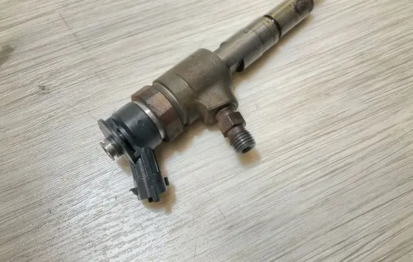Peugeot 206 Fuel injector 0445110252