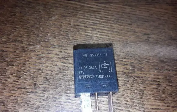 Volvo S40, V40 Other relay MB95338211