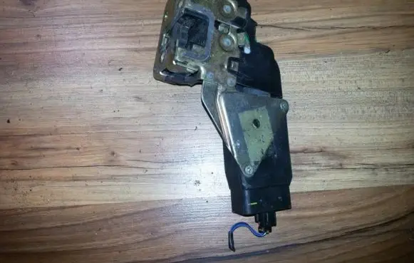Mitsubishi Carisma Front door lock