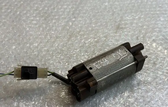 BMW 5 E39 Seat adjustment motor 8350152 83501529 521083501529