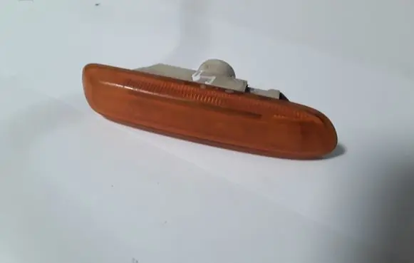 Front fender indicator light