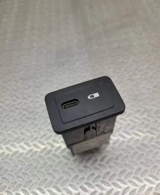 Mercedes-Benz CLA C118 X118 USB socket connector A2478200401