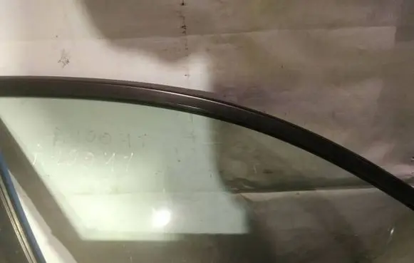 Mazda 3 I Front door window glass four-door as2