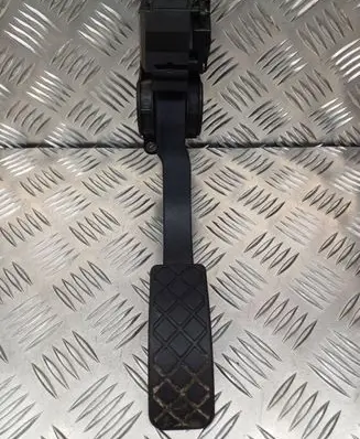 Accelerator throttle pedal