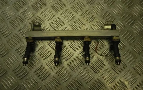 Opel Corsa E Fuel distributor 55572731