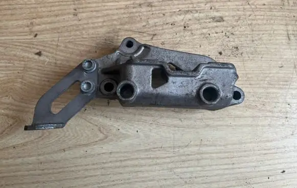 Skoda Yeti (5L) Engine mounting bracket 03F199275D
