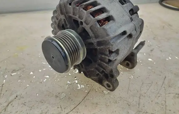 Volkswagen PASSAT CC Generator/alternator 03L903023B