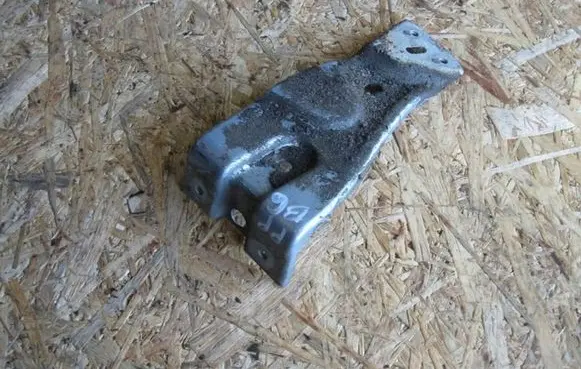 Volkswagen PASSAT B6 Fender mounting bracket 3C0821142