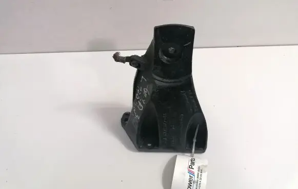 BMW 5 E60 E61 Engine mounting bracket 6771072