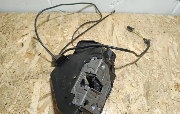 Mercedes-Benz CLS C219 Rear door lock 2197300535