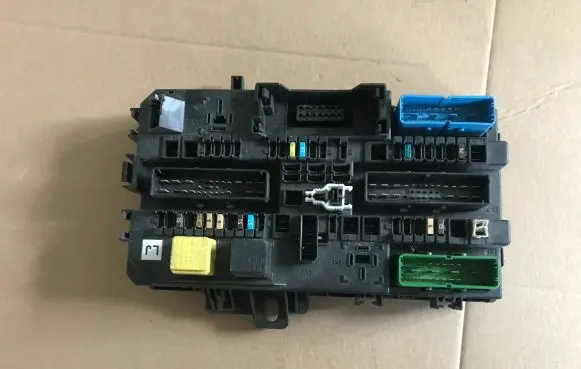 Opel Zafira B Fuse module 13268287
