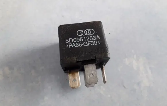 Volkswagen PASSAT B5.5 Other relay 8d0951253a