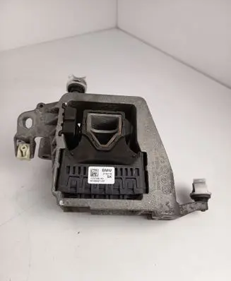 Engine mount bracket