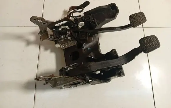 Opel Insignia A Clutch pedal 13228166