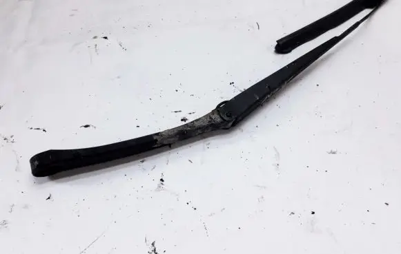 Subaru Forester SF Front wiper blade arm