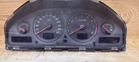 Volvo S70 V70 V70 XC Speedometer (instrument cluster) 8637993