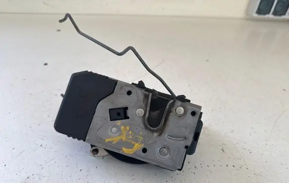 Opel Vivaro Loading door lock 8200282303 93851809