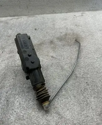 Volkswagen Golf III Central locking motor 932037992