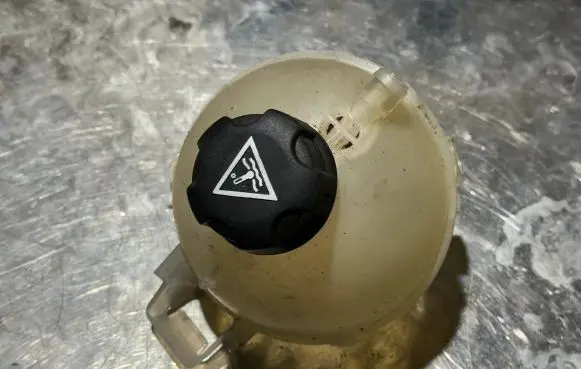 Peugeot 308 Coolant expansion tank/reservoir