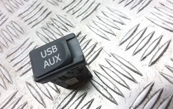 Toyota Prius+ (ZVW40) USB socket connector 8619048030