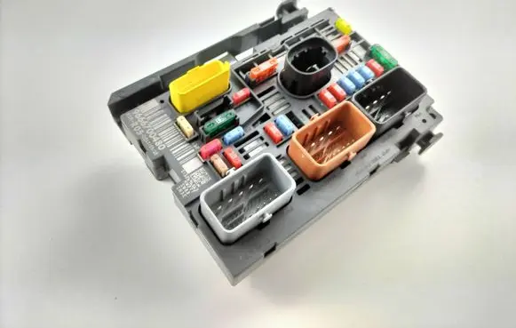 Peugeot 308 SW Fuse module 9666700480