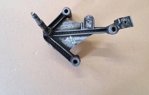 Renault Kangoo I Engine mounting bracket 7700434671