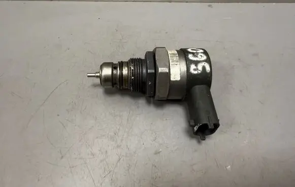 Volvo S60 Fuel pressure regulator 30750409 0281002712