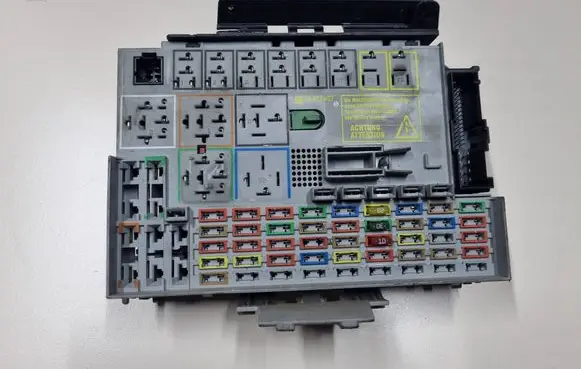 Opel Zafira A Fuse box set 24431677