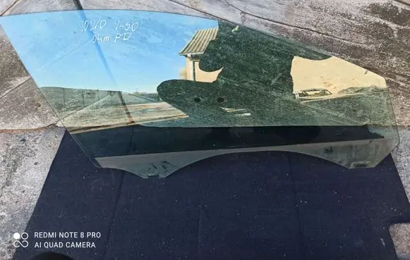 Volvo V50 Front door window glass four-door