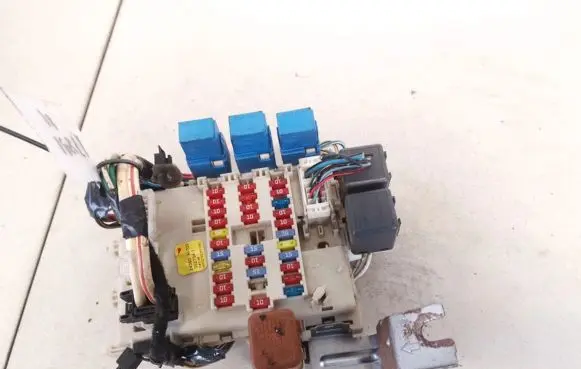 Nissan Primera Fuse box set 24350av700
